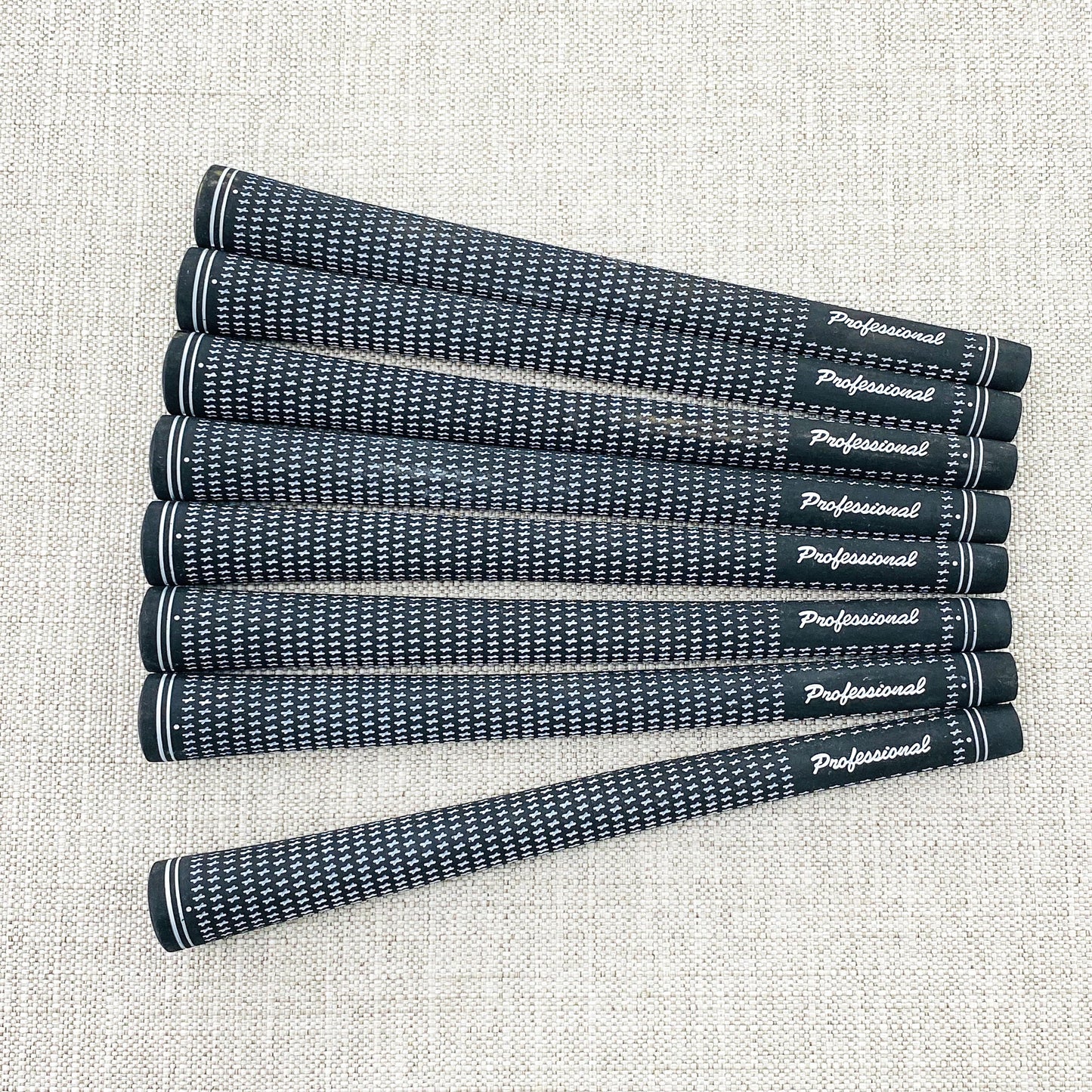 Professional brand budget swing grip. Choice of size. Black/White - Price includes fitment.