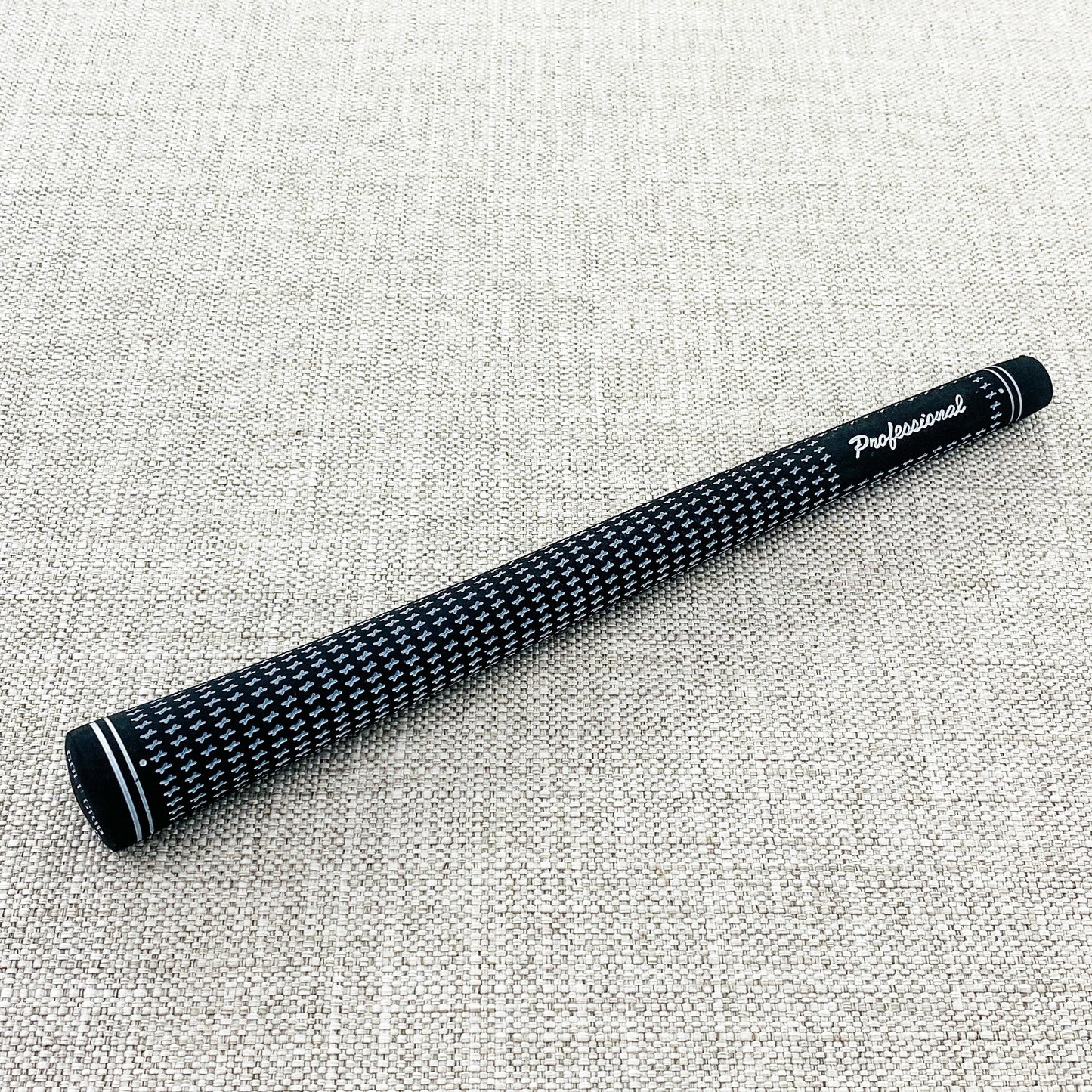 Professional brand budget swing grip. Choice of size. Black/White - Price includes fitment.
