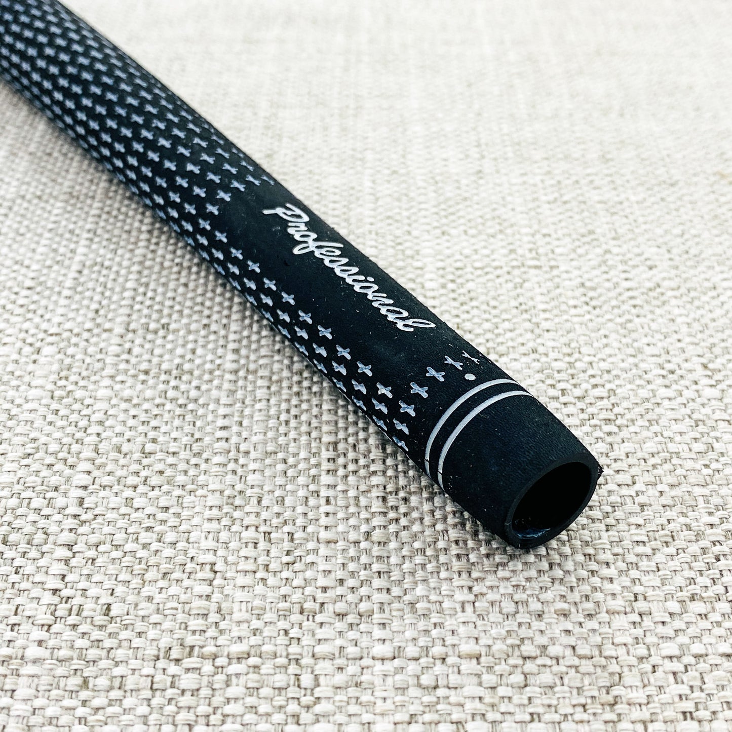 Professional brand budget swing grip. Choice of size. Black/White - Price includes fitment.