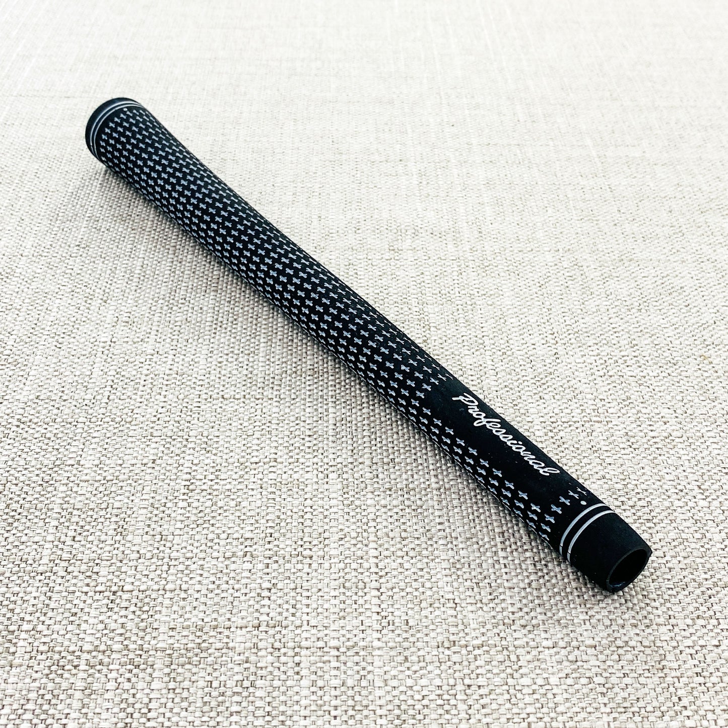 Professional brand budget swing grip. Choice of size. Black/White - Price includes fitment.