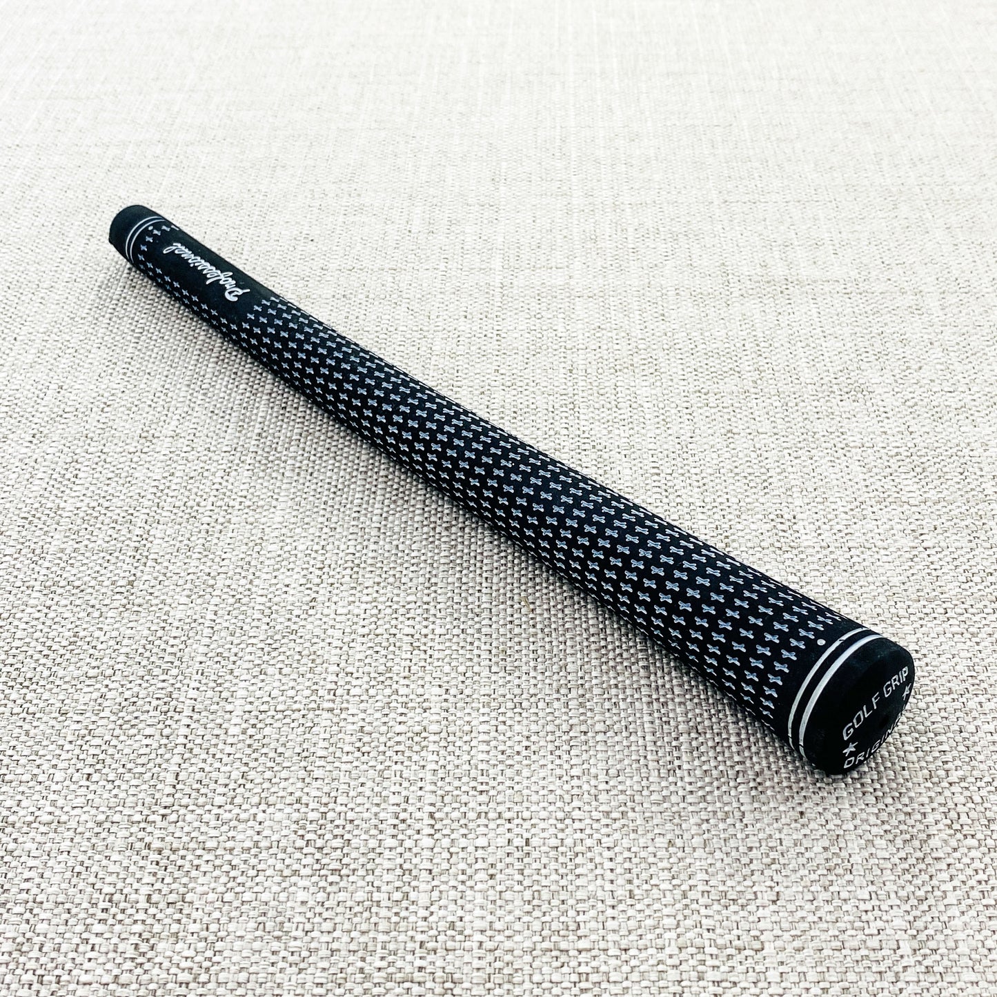 Professional brand budget swing grip. Choice of size. Black/White - Price includes fitment.